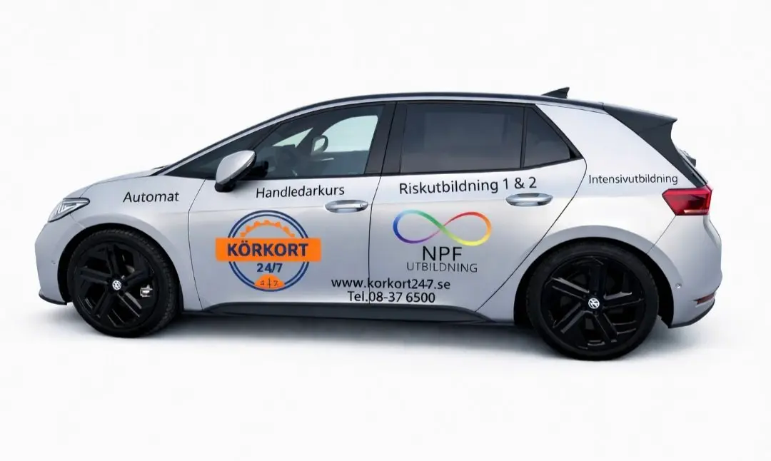 Körkort 247 AB:s Volkswagen ID.3 årsmodell 2026 – helelektrisk automatväxlad utbildningsbil med NPF-anpassad körkortsutbildning, Riskutbildning 1 \u0026amp; 2 och handledarkurs i Stockholm.